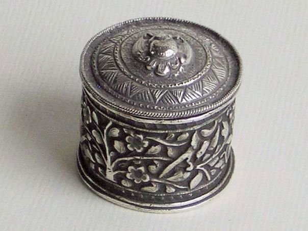 Silver opium box with magpies and plum – (3844)